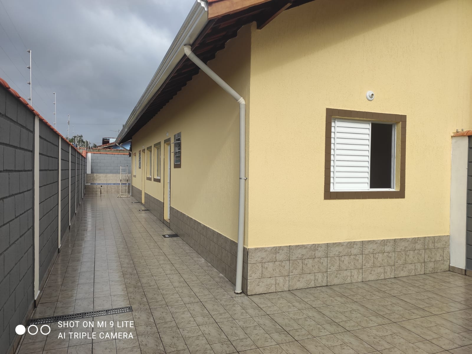 CASA NO BAIRRO NOVA ITANHAÉM - LADO MORRO A 1800 METROS DA PISTA - ITANHAÉM/SP