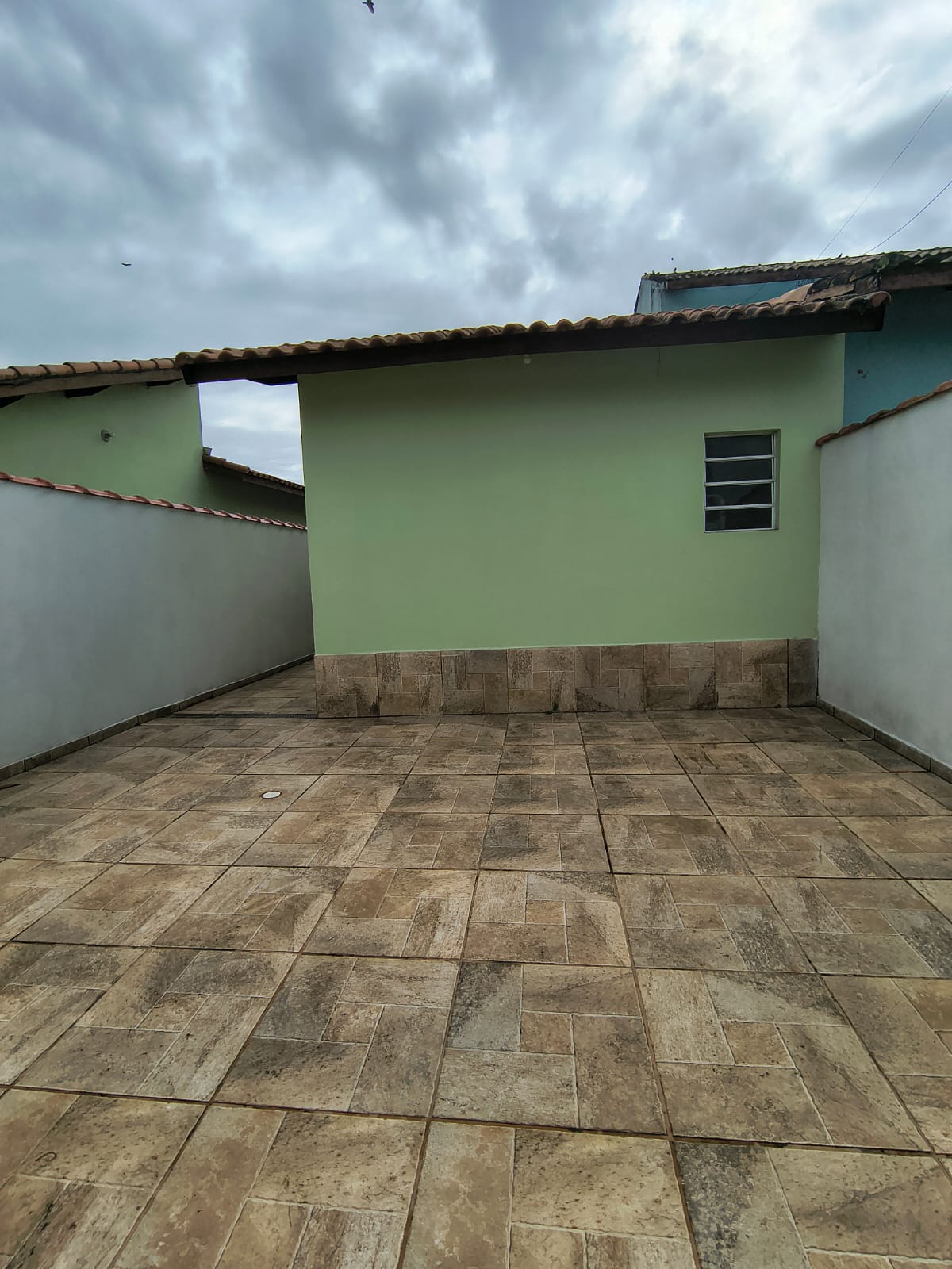 CASA INDIVIDUAL NOVA LUIZAMAR - ITANHAÉM/SP - LADO MORRO - 400 METROS DA RODOVIA