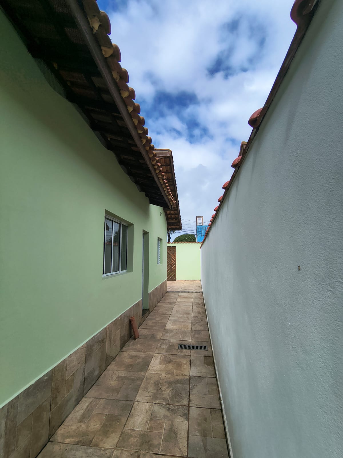 CASA INDIVIDUAL NOVA LUIZAMAR - ITANHAÉM/SP - LADO MORRO - 400 METROS DA RODOVIA - foto 2